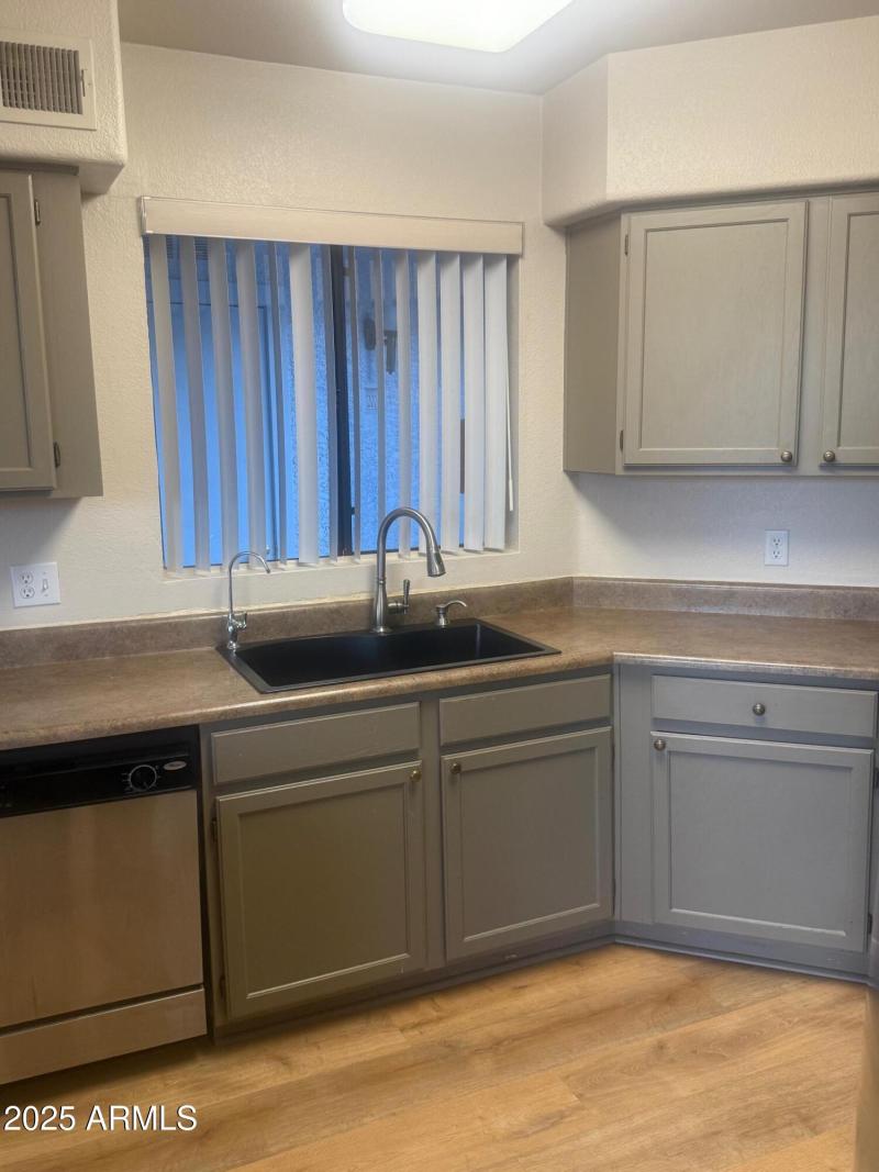 2071 Hawthorne Kitchen 2