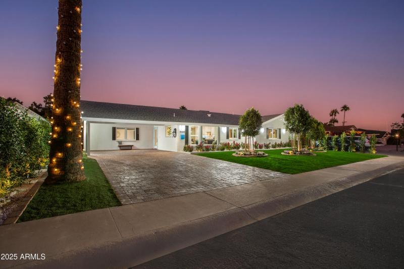 LONG BRICKLAYED DRIVWAY