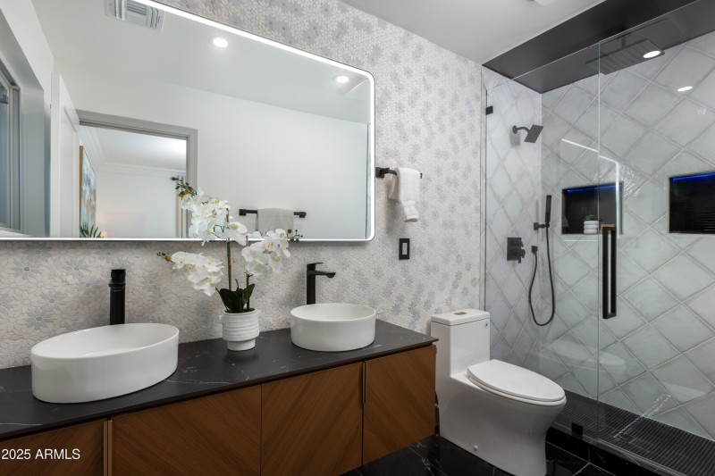 1ST EN-SUITE BATHROOM