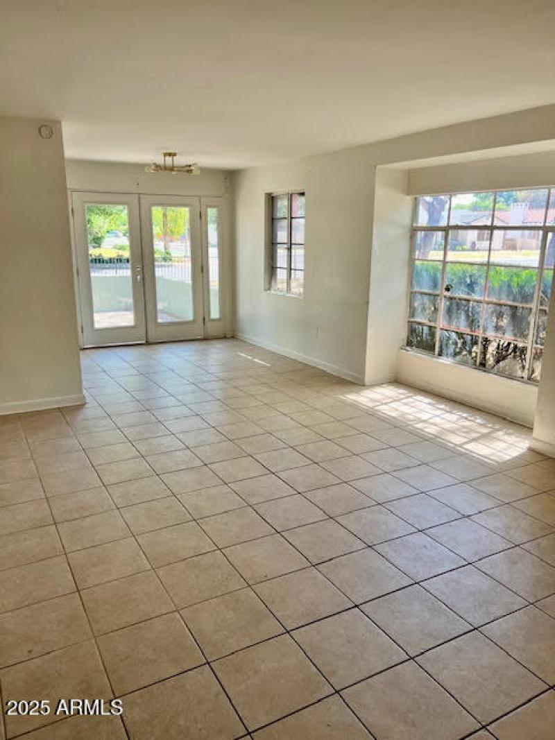 1321 S College Livingroom and Breakfast