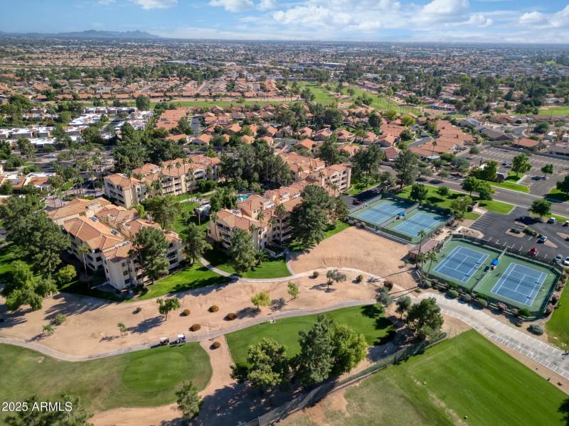 TENNIS & PICKLEBALL COURTS