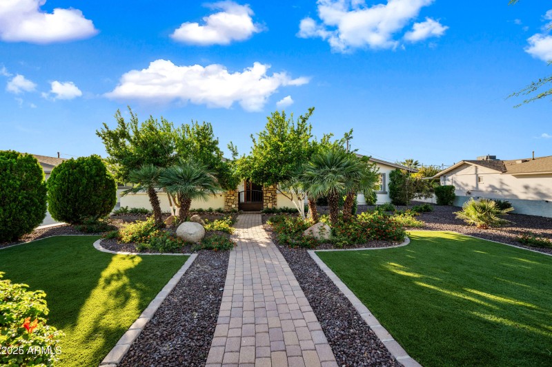 15220 Walkway to Courtyard