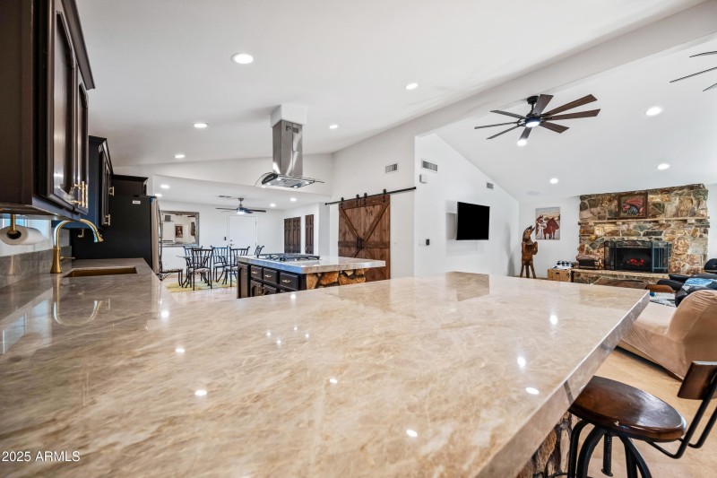 15220 Gorgeous Quartzite Counters