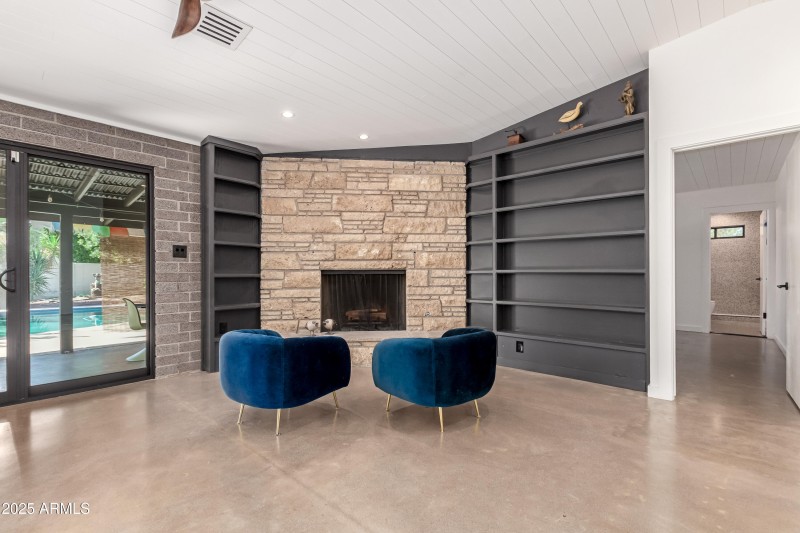 Gas burning fireplace