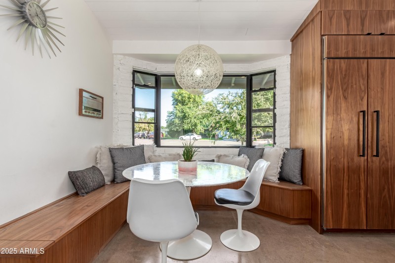 Built-in kitchen dining
