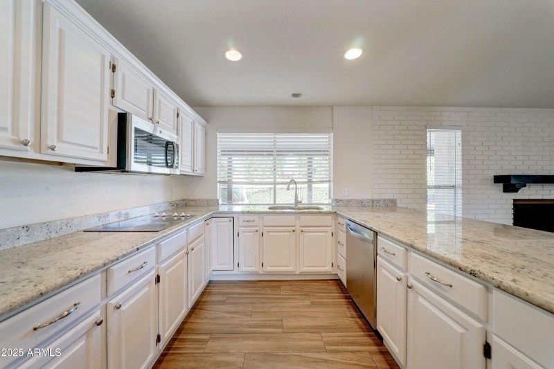 8046 E Del Caverna Dr-13