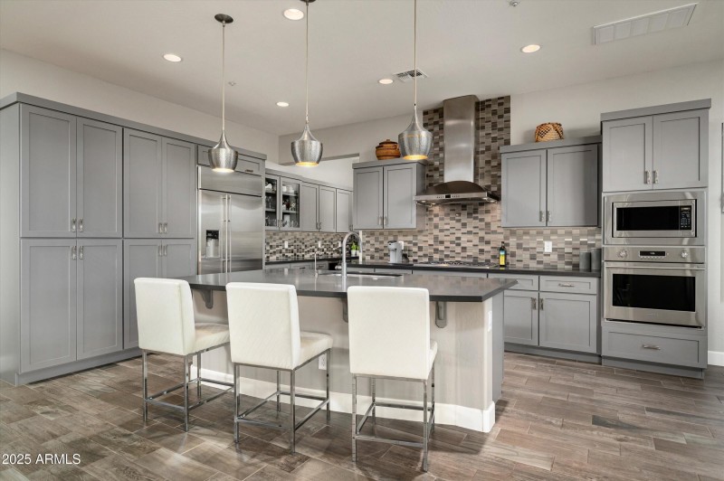 Island and Breakfast Bar