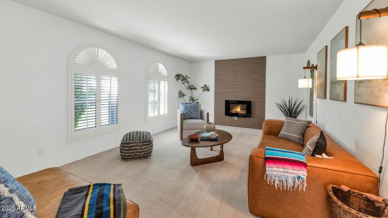 3234 E Larkspur Dr-large-003-002-TOD0984