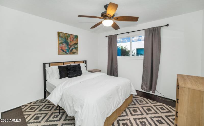 3234 E Larkspur Dr-large-017-005-TOD1004