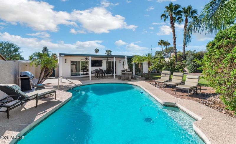 3234 E Larkspur Dr-large-020-011-TOD1008