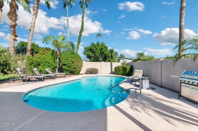 3234 E Larkspur Dr-large-022-021-TOD1014