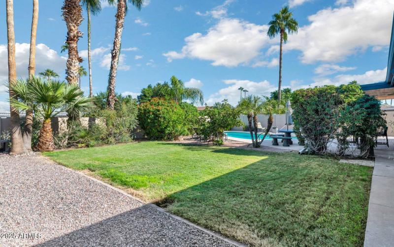 3234 E Larkspur Dr-large-024-024-TOD1010