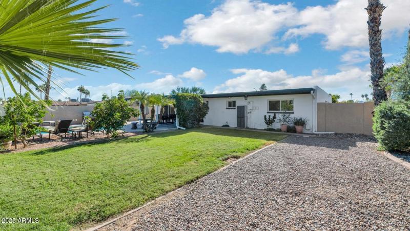 3234 E Larkspur Dr-large-025-004-TOD1011