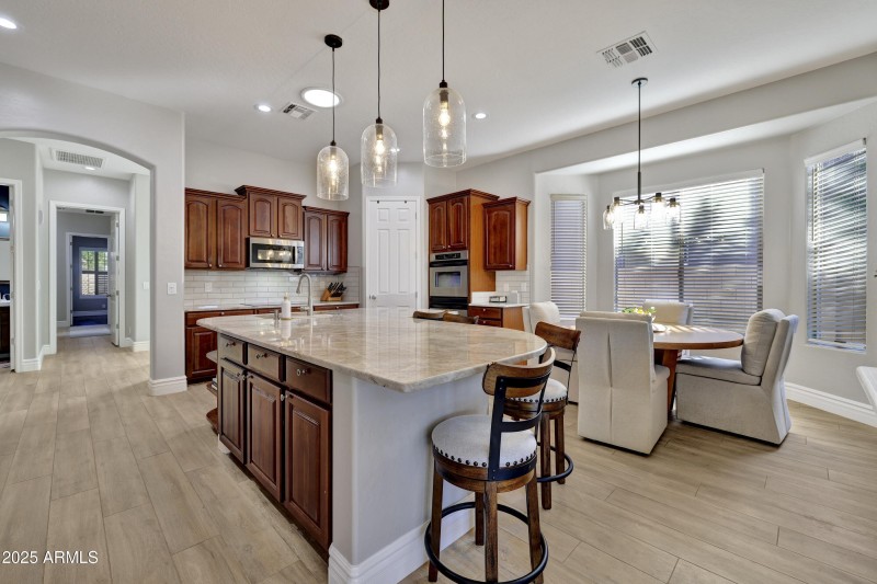 Larage Kitchen w/eat in nook