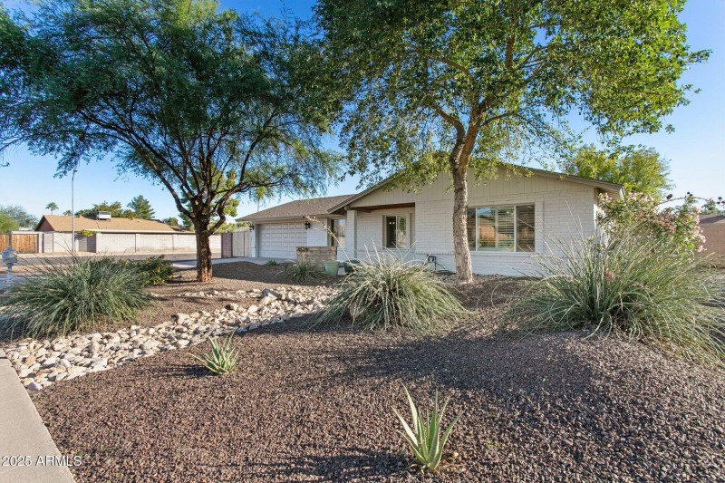 Front easy-care landscape