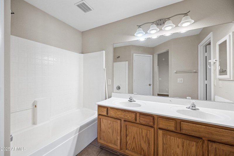 11-10748WMVD-ocupix-