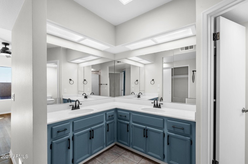 011__10625 E Navajo Pl