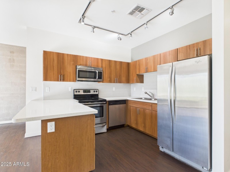 CAM02404G0-PR0160-STILL001