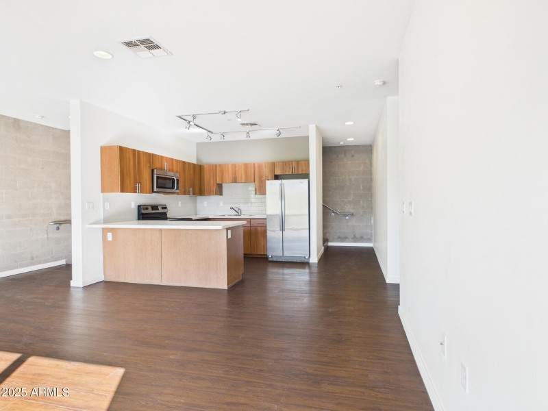 CAM02404G0-PR0160-STILL003