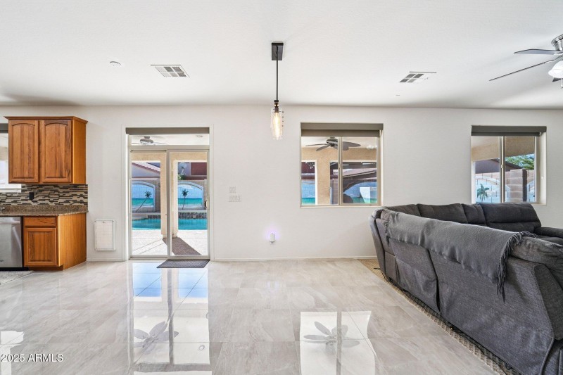 6-web-or-mls-E Navajo Trail-S0711-006