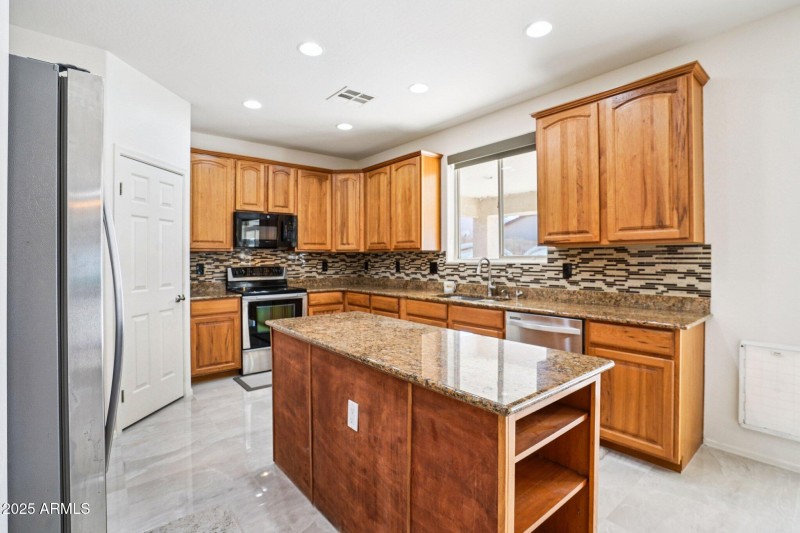 12-web-or-mls-E Navajo Trail-S0711-012