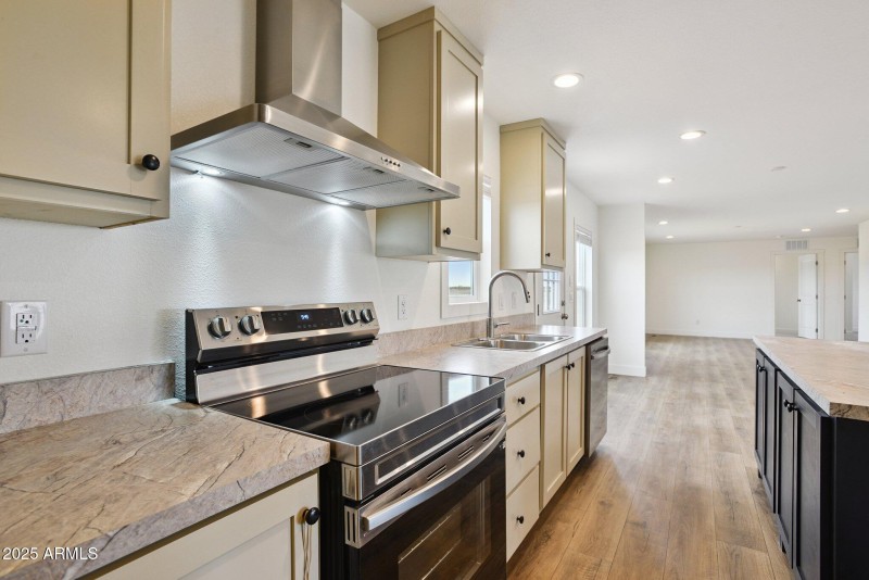 12-web-or-mls-23117-w-duane-ln