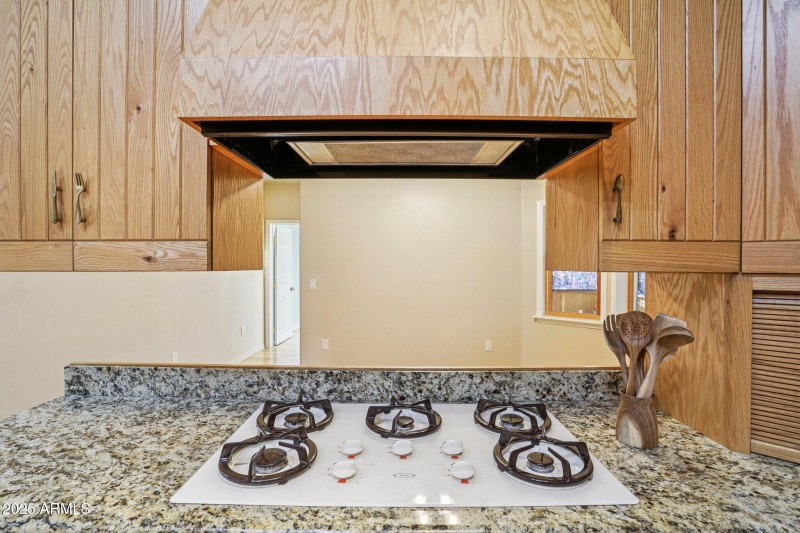 22-web-or-mls-Bonnie Brae Dr-S0811-022