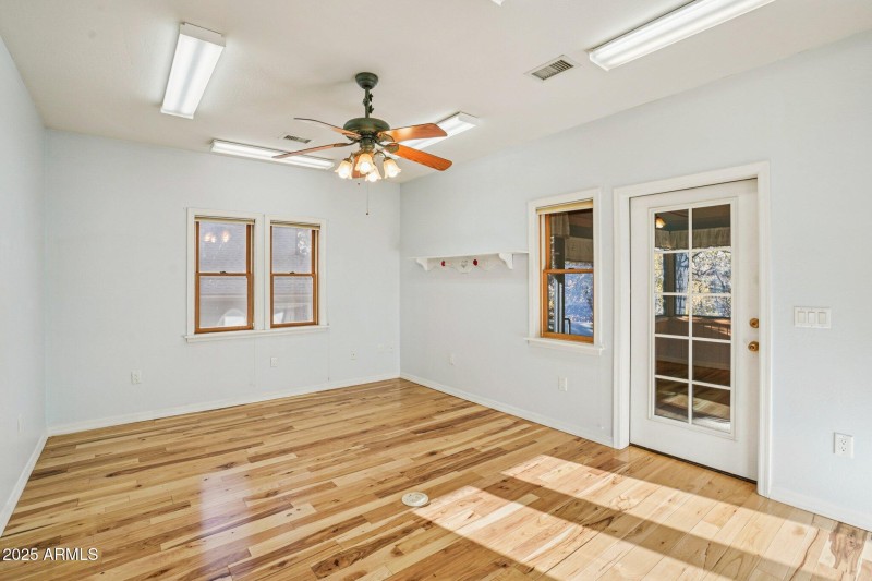 46-web-or-mls-Bonnie Brae Dr-S0811-046