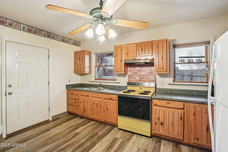 52-web-or-mls-Bonnie Brae Dr-S0811-052