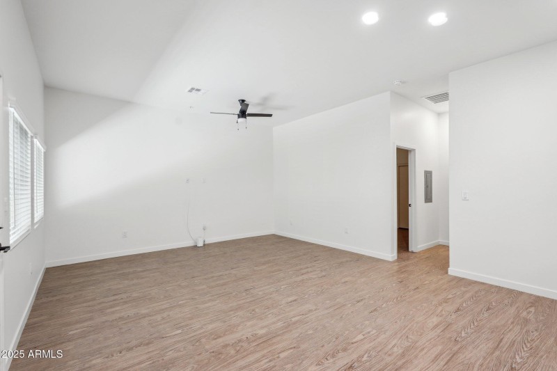 6-web-or-mls-3031 W Northern Ave Unit 10