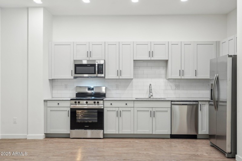 7-web-or-mls-3031 W Northern Ave Unit 10