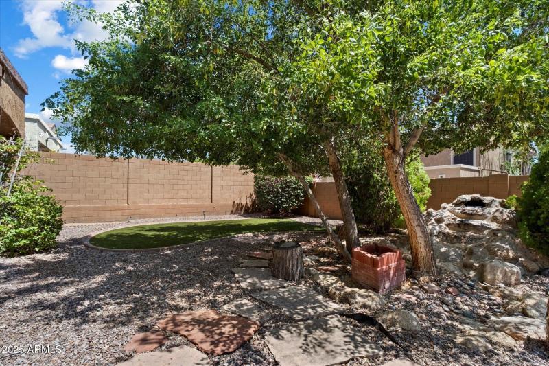 Private & Quiet Yard w/ Greenery