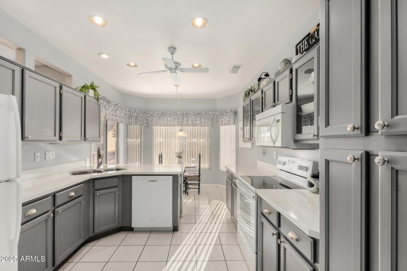 16 - Updated kitchen w/Quartz Counters