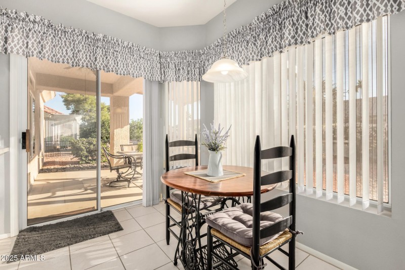 17 - Good Morning - Eat in Kitchen