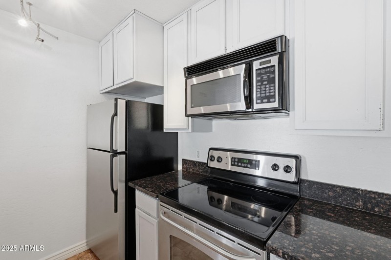 STAINLESS/BLACK APPLIANCES