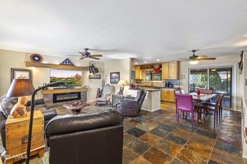 LIVING / DINING ROOM