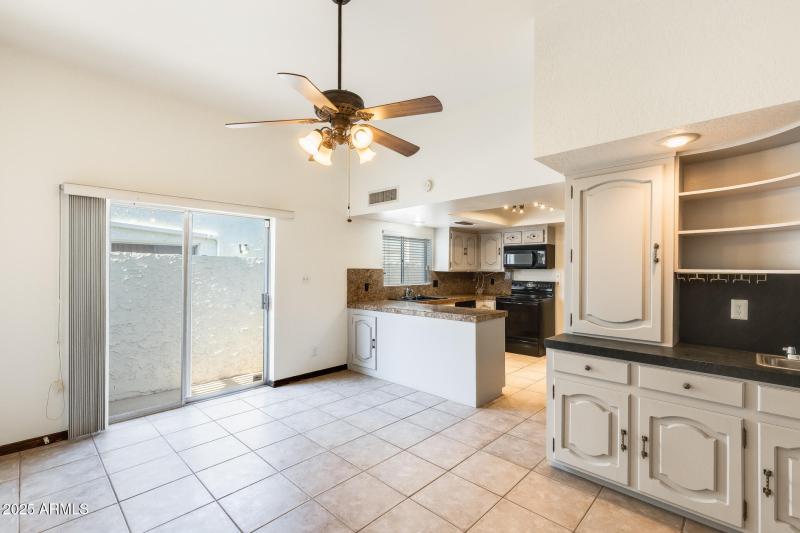 Kitchen / Eat-in Area