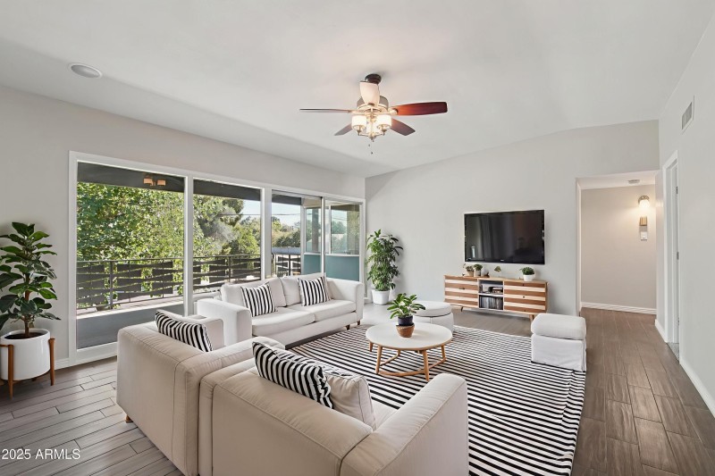 6-web-or-mls-N-20th-St-201-S1011-006 - L