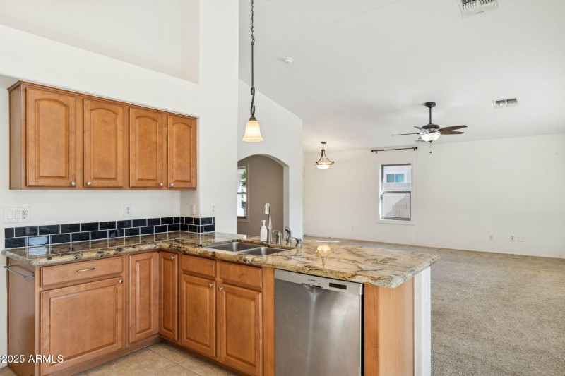 11-web-or-mls-42451-w-chisholm-dr