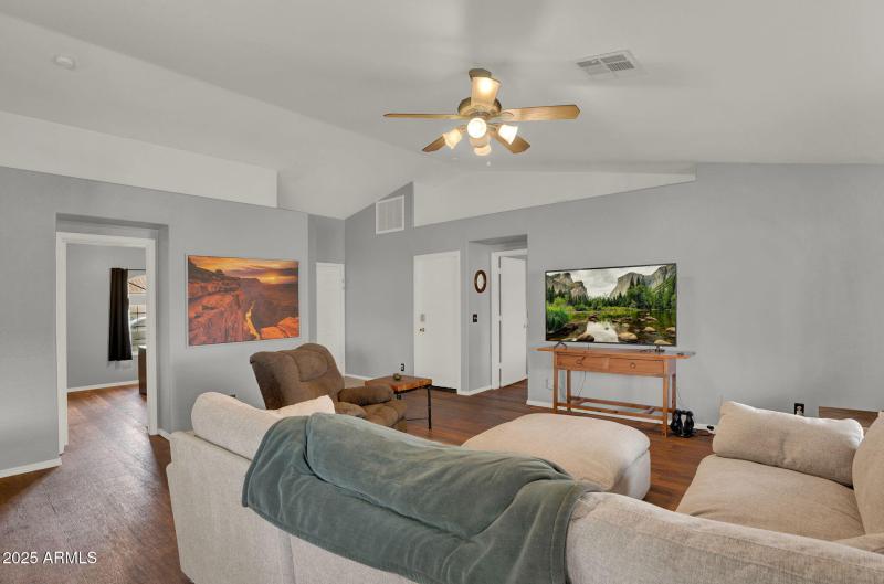 6-web-or-mls-3058 E Erie St-5