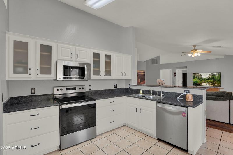 9-web-or-mls-3058 E Erie St-14