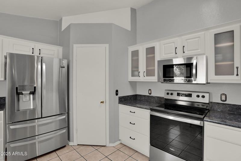 10-web-or-mls-3058 E Erie St-10