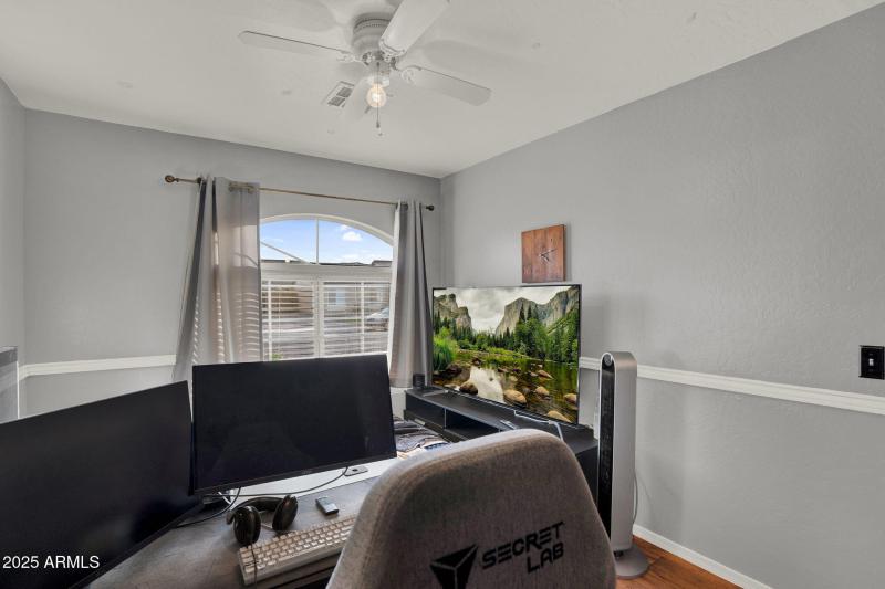 27-web-or-mls-3058 E Erie St-27