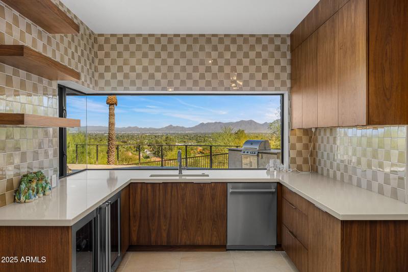 14kitchen and wet bar