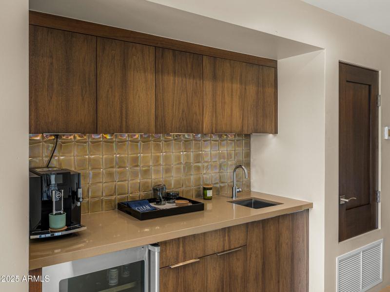 18primary bedroom breakfast bar