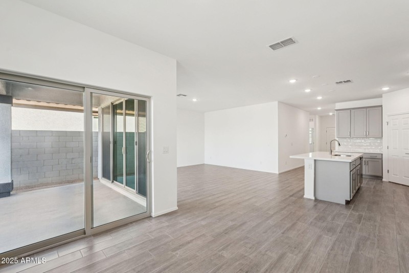 12-web-or-mls-W Bowker St-S1111-012