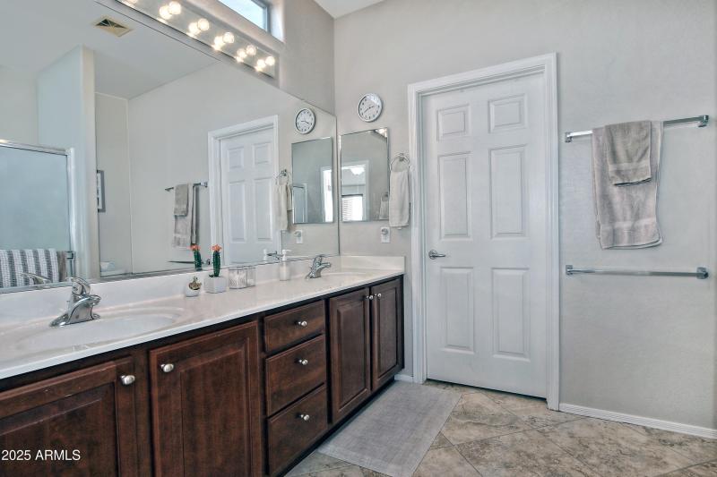 Dual sinks in master bath