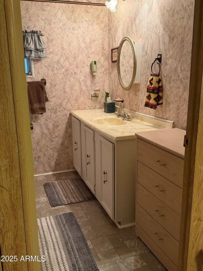 main bedroom bathroom