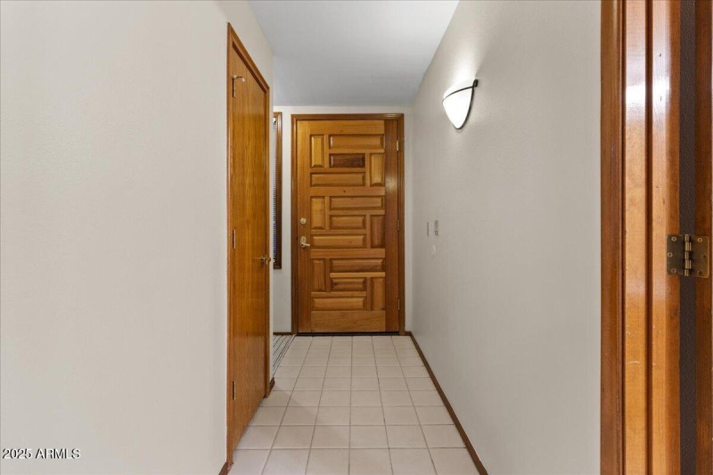 07-Hallway/Entry