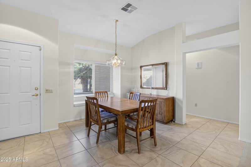 Dining w/Window Bench Seat